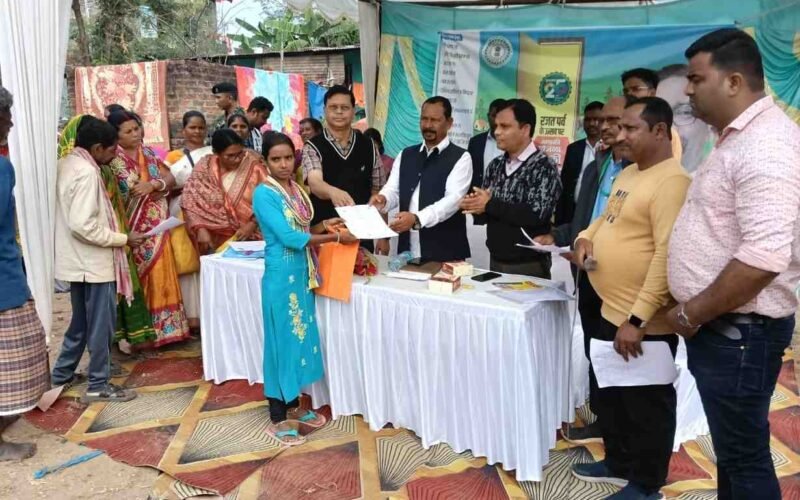 नीमडीह पंचायत में सरकार आपके द्वार शिविर सफल — योजनाओं का लाभ लेने उमड़ी ग्रामीणों की भीड़