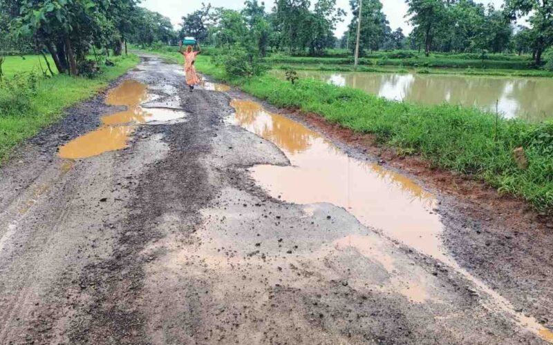 सरायकेला के कमलपुर गांव के बारीडीह टोला में ‘प्रभात खबर आपके द्वार’ कार्यक्रम — ग्रामीणों ने सुनाई समस्याओं की कहानी, कहा: आज भी मूलभूत सुविधाओं से वंचित