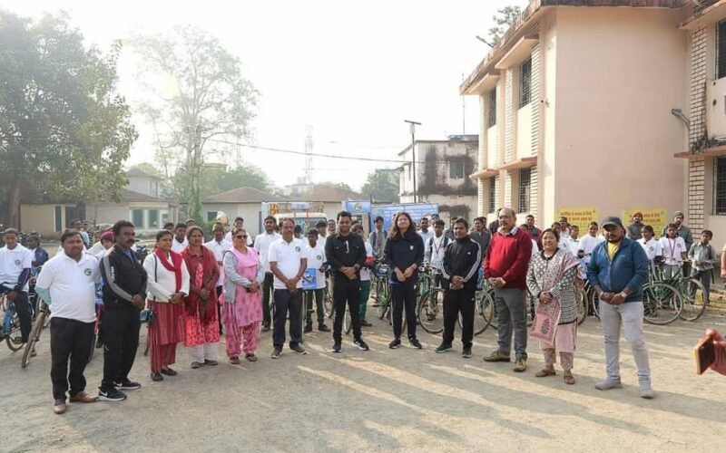 झारखंड स्थापना दिवस पर चक्रधरपुर में साइकिल रैली: उपायुक्त ने दिया एकता और पर्यावरण संरक्षण का संदेश