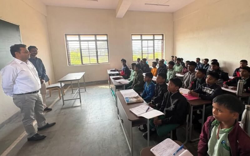 उपायुक्त ने टोंटो और नोआमुंडी में एकलव्य आवासीय विद्यालयों का निरीक्षण, नामांकन और सुविधाओं की समीक्षा की