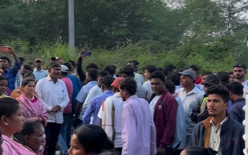 यूसीआईएल बदुंहुडंग माइंस पाँच दिनों से बंद, विस्थापित कमेटी का नए टेंडर पर विरोध