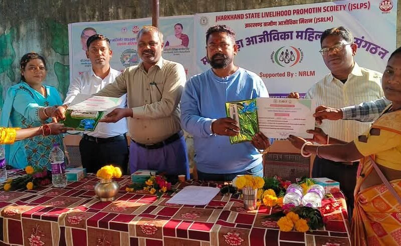 माटकोबेड़ा ग्राम संगठन में झारखंड स्थापना दिवस पर महिलाओं ने मनाया राज्य के 25 वर्ष का उत्सव