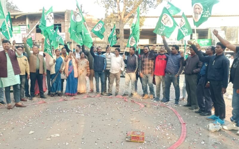 घाटशिला उपचुनाव जीत पर चाईबासा में झामुमो का जश्न, आतिशबाजी और लड्डू वितरण