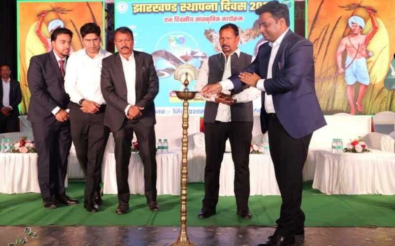 चाईबासा में झारखंड स्थापना दिवस और बिरसा मुंडा जयंती पर भव्य सांस्कृतिक कार्यक्रम आयोजित