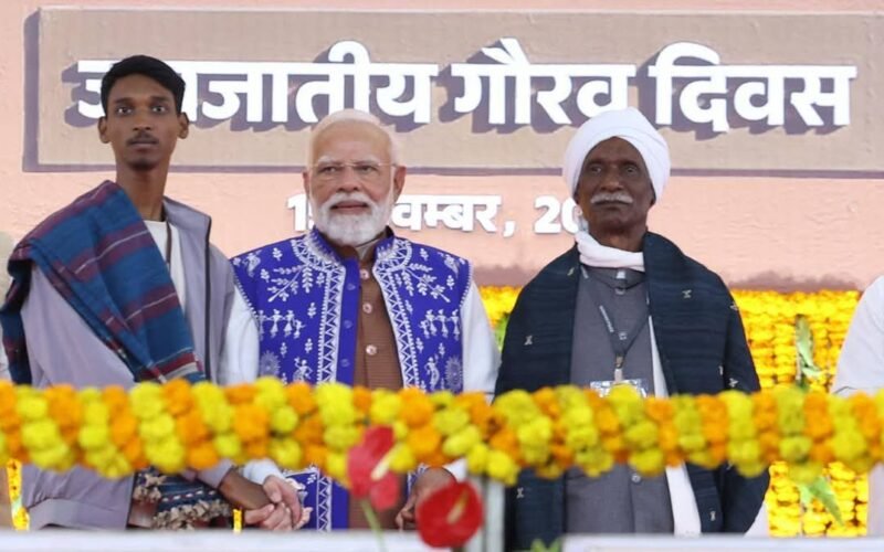 नर्मदा में भगवान बिरसा मुंडा की 150वीं जयंती पर प्रधानमंत्री ने वंशजों को किया सम्मानित