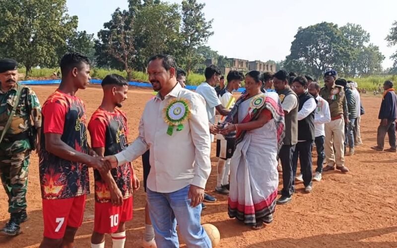 टोंटो प्रखंड में तीन दिवसीय फुटबॉल प्रतियोगिता सम्पन्न