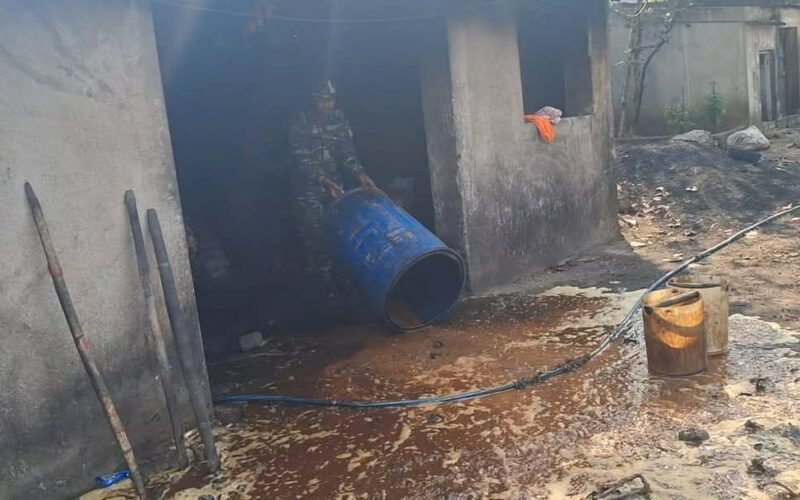गम्हरिया में अवैध शराब पर बड़ी कार्रवाई, चुलाई भट्टी ध्वस्त — 35 लीटर महुआ शराब जब्त