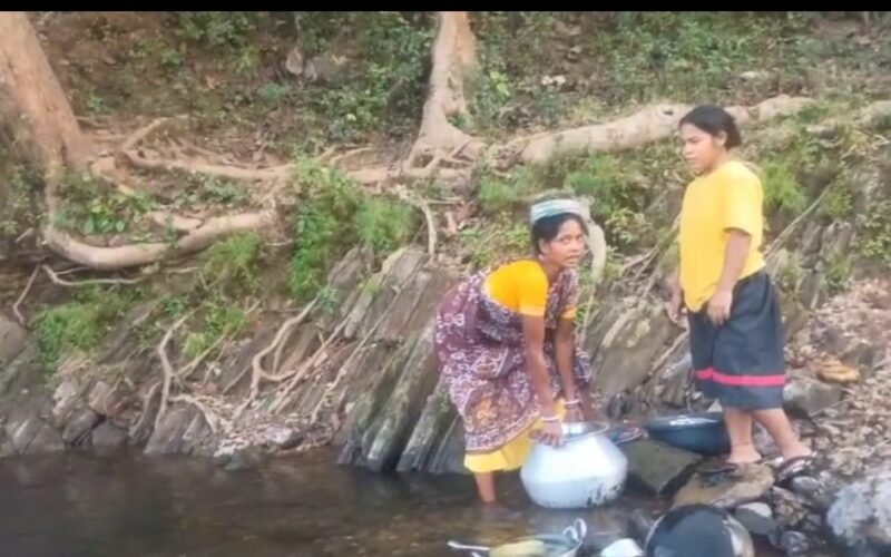 सारंडा के रेड़ा टोला में विकास की पोल—78 साल बाद भी पानी के लिए संघर्ष, महिलाओं ने सरकार से पूछा तीखा सवाल