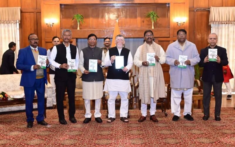 रांची राजभवन में ‘उरांव धर्म एवं प्रथाएं’ पुस्तक का भव्य लोकार्पण – राज्यपाल ने सराहा जनजातीय ज्ञान परंपराओं का संरक्षण
