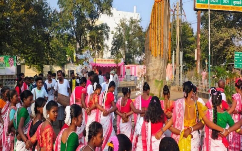 चाईबासा में बिरसा मुंडा की 150वीं जयंती और झारखंड स्थापना दिवस पर विशेष समारोह आयोजित