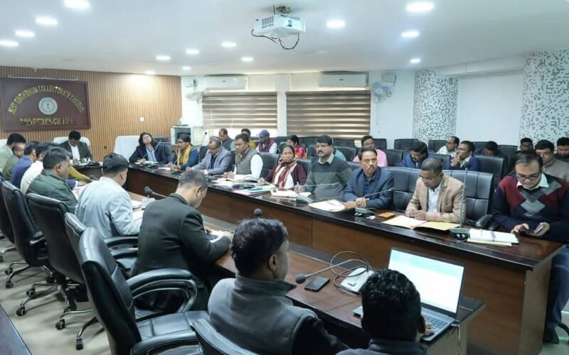 पश्चिमी सिंहभूम में राजस्व व भू-अर्जन कार्यों की समीक्षा बैठक—उपायुक्त ने लंबित मामलों के जल्द निष्पादन के दिए निर्देश