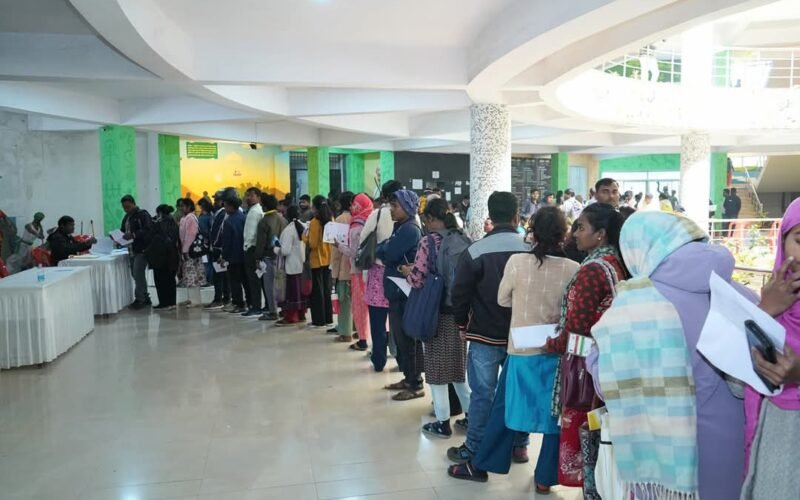 पश्चिमी सिंहभूम में डीएमएफटी अनुशिक्षक बहाली हेतु आयोजित दक्षता परीक्षा का उपायुक्त ने किया निरीक्षण