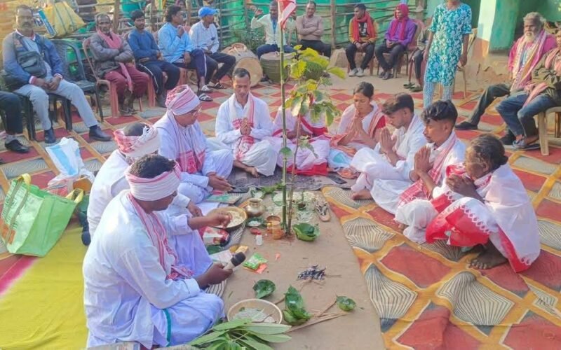सिलायडीह में 13 वर्ष बाद आदिवासी परिवार की सरना धर्म में घर वापसी