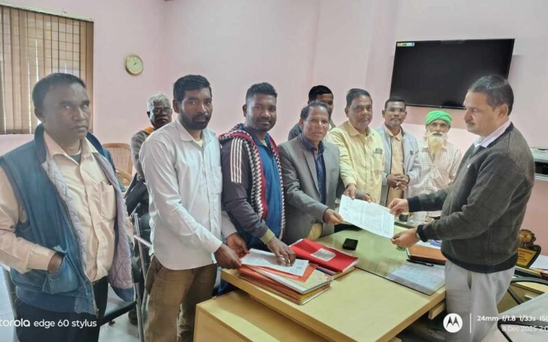 जगन्नाथपुर: पूर्व विधायक मंगल सिंह बोबोंगा ने बालू के अवैध कारोबार के खिलाफ सौंपा ज्ञापन