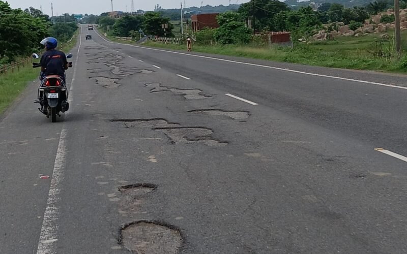 सरायकेला-खरसावां में सड़क दुर्घटनाओं में इजाफा, खराब सड़कों और मरम्मत में देरी बनी बड़ी वजह