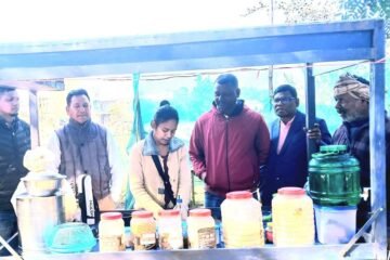 झारखंड पुनरुत्थान अभियान के केंद्रीय अध्यक्ष सन्नी सिंकू ने स्वरोज़गार कर रही आदिवासी युवती से की मुलाकात, आत्मनिर्भरता को बताया विकास की कुंजी