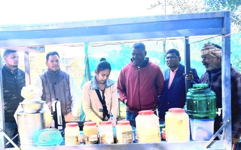 झारखंड पुनरुत्थान अभियान के केंद्रीय अध्यक्ष सन्नी सिंकू ने स्वरोज़गार कर रही आदिवासी युवती से की मुलाकात, आत्मनिर्भरता को बताया विकास की कुंजी