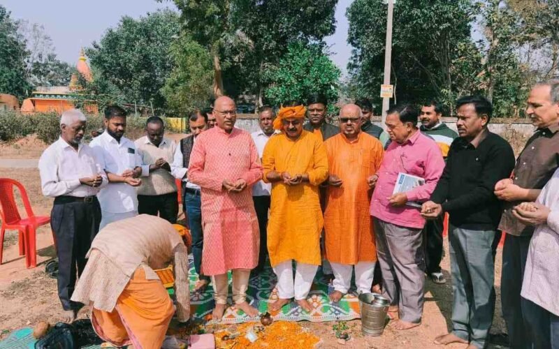 सरायकेला गेस्ट हाउस परिसर में दुर्गा मंदिर निर्माण का भूमि पूजन