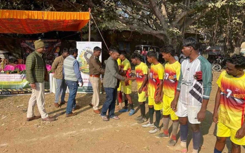 राष्ट्रीय सड़क सुरक्षा माह 2026: राजनगर में युवाओं को जागरूक करने के लिए फुटबॉल टूर्नामेंट का आयोजन