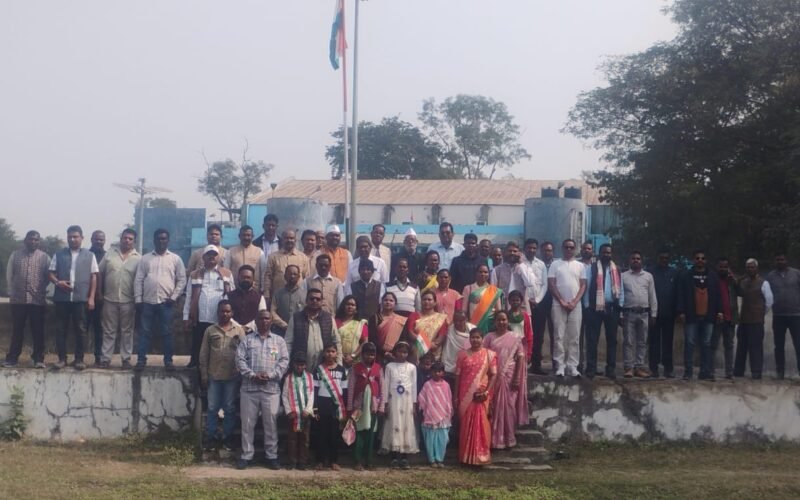 गणतंत्र दिवस पर कांग्रेस भवन चाईबासा में झंडोत्तोलन, जिलाध्यक्ष रंजन बोयपाई ने एकजुट होकर चुनौतियों से मुकाबले का किया आह्वान