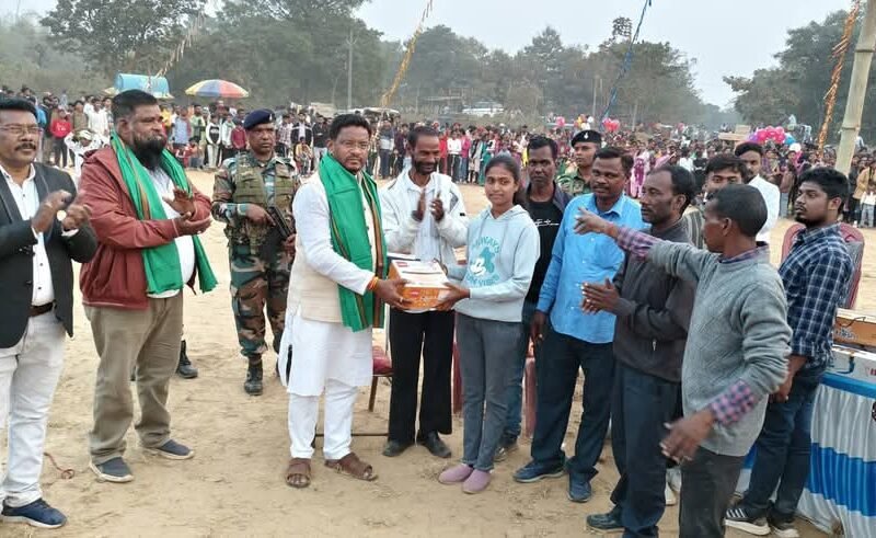 कार्तिक मेमोरियल क्लब की खेलकूद प्रतियोगिता में विधायक दशरथ गागराई ने किया विजेताओं का सम्मान