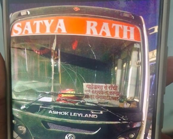 तेज रफ्तार सत्या रथ बस ने बाइक सवारों को मारी टक्कर, एक की हालत नाजुक, चालक फरार