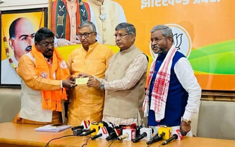 झारखंड में सियासी हलचल: पूर्व मंत्री दुलाल भुइयां ने JMM छोड़ थामा BJP का दामन