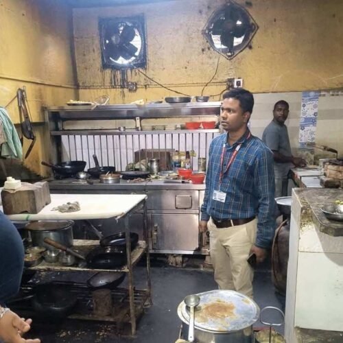 चाईबासा में खाद्य प्रतिष्ठानों की जांच, 7 दुकानों के पास नहीं मिला लाइसेंस