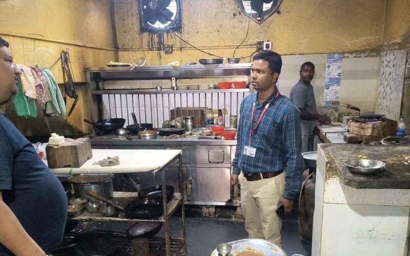 चाईबासा में खाद्य प्रतिष्ठानों की जांच, 7 दुकानों के पास नहीं मिला लाइसेंस