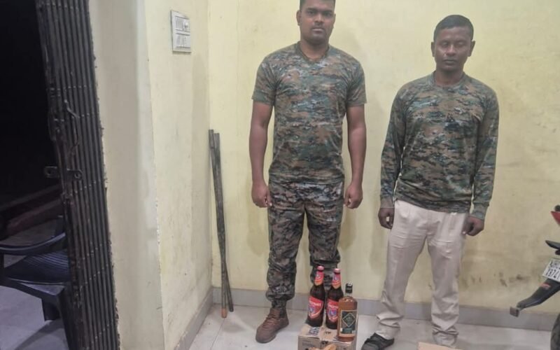 होली से पहले खरसावां में अवैध शराब पर बड़ी कार्रवाई, 40 लीटर से अधिक नकली शराब जब्त