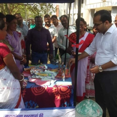 समाहरणालय परिसर में होली पर हर्बल गुलाल स्टॉल का उद्घाटन