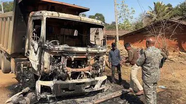 आनंदपुर में सड़क निर्माण कार्य में लगे हाईवा को अपराधियों ने जलाया