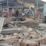 मंगलाहाट में जर्जर छज्जा गिरा, राहगीर घायल; बड़ा हादसा टला