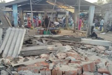 मंगलाहाट में जर्जर छज्जा गिरा, राहगीर घायल; बड़ा हादसा टला