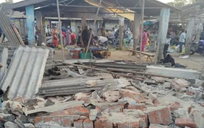 मंगलाहाट में जर्जर छज्जा गिरा, राहगीर घायल; बड़ा हादसा टला