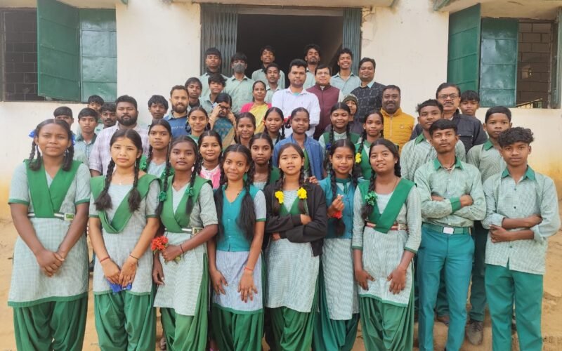 उत्क्रमित उच्च विद्यालय डोमलाई में कक्षा 10 के विद्यार्थियों के लिए विदाई समारोह आयोजित