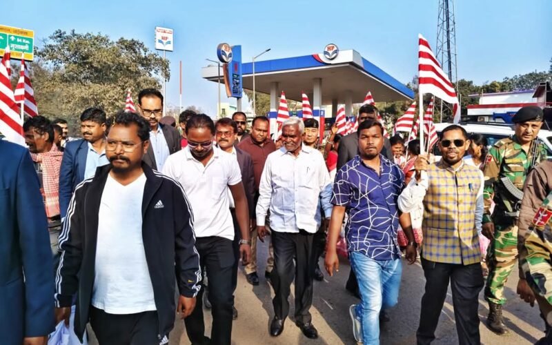 कोल्हान नो एंट्री आंदोलन: शहीद स्मारक में पूर्व मुख्यमंत्री चंपई सोरेन का आंदोलनकारियों ने किया अभिनंदन