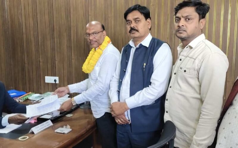 सरायकेला नगर पंचायत अध्यक्ष पद के लिए मनोज चौधरी ने दाखिल किया नामांकन