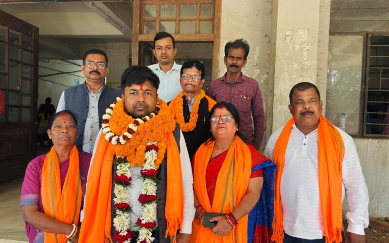 नगर निकाय चुनाव 2026: सरायकेला नगर पंचायत अध्यक्ष पद के लिए सुमित चौधरी ने दाखिल किया नामांकन