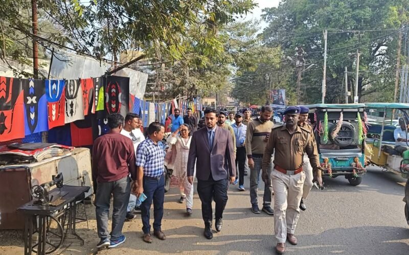 चाईबासा नगर परिषद द्वारा प्लास्टिक उन्मूलन को लेकर छापेमारी, ₹9200 का दंड वसूला गया