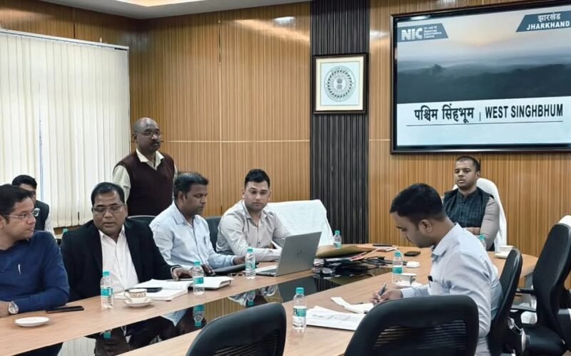 नगरपालिका चुनाव 2026: चाईबासा व चक्रधरपुर के लिए 545 मतदान कर्मियों का प्रथम रेंडमाइजेशन