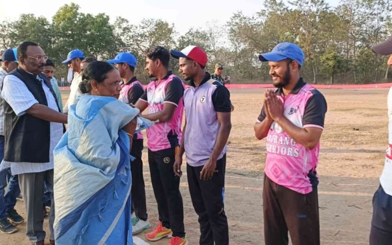 मनोज मेमोरियल क्रिकेट ट्रॉफी: दुग्धा में सांसद जोबा माझी ने किया सेमीफाइनल का उद्घाटन, दुर्गा इंटर फाइनल में