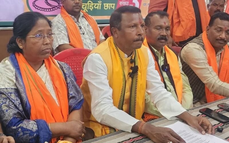 चक्रधरपुर : डॉ. विजय सिंह गागराई ने जारी किया घोषणा पत्र, विकास और जनसुविधाओं पर जोर