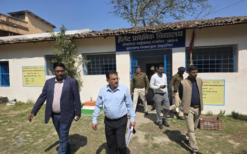 चाईबासा नगर परिषद निर्वाचन-2026: सामान्य प्रेक्षक ने मतदान केंद्रों और स्ट्रांग रूम का निरीक्षण किया