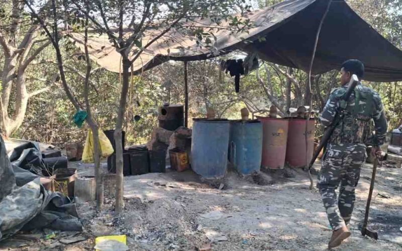 नगरपालिका चुनाव को लेकर अवैध शराब के खिलाफ सघन छापेमारी, 105 लीटर चुलाई शराब जब्त