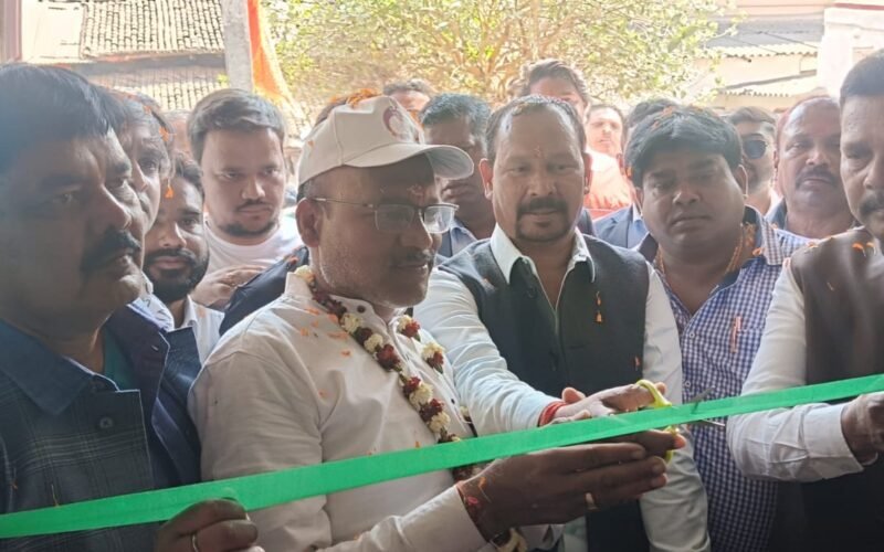 सरायकेला नगर पंचायत चुनाव: मनोज कुमार चौधरी के चुनावी कार्यालय का उद्घाटन, दीपक बिरूवा और दशरथ गागराई रहे मौजूद