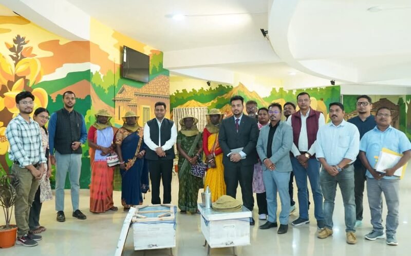 पश्चिमी सिंहभूम में उपायुक्त चंदन कुमार ने मधुमक्खी पालन किट वितरित की, तेलहन उत्पादन बढ़ाने की पहल