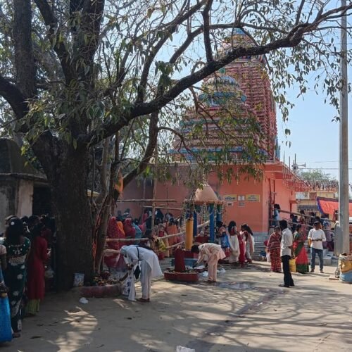महाशिवरात्रि पर सरायकेला के शिवालयों में उमड़ी श्रद्धालुओं की भीड़