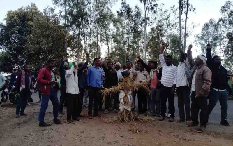 जेटेया मोड़ पर ग्रामीणों का प्रदर्शन: जर्जर सड़क निर्माण की मांग को लेकर मंत्री का पुतला दहन, आंदोलन की चेतावनी