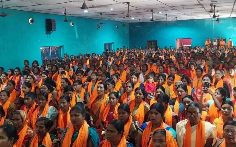 सरायकेला: सुमित कुमार चौधरी के समर्थन में महिला सम्मेलन, गीता कोड़ा ने मांगा समर्थन